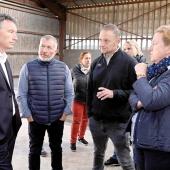 Fabrice Couturier (président de Frsea), accompagné de Charles Guerder (éleveur laitier et allaitant) interpellent, Franck Leroy et Béatrice Moreau, sur la situation d’urgence liée à cette crise.  Photo LH