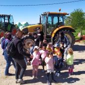 Les enfants ont pu se prendre pour des agriculteurs au volant de tracteurs. Photo : DR
