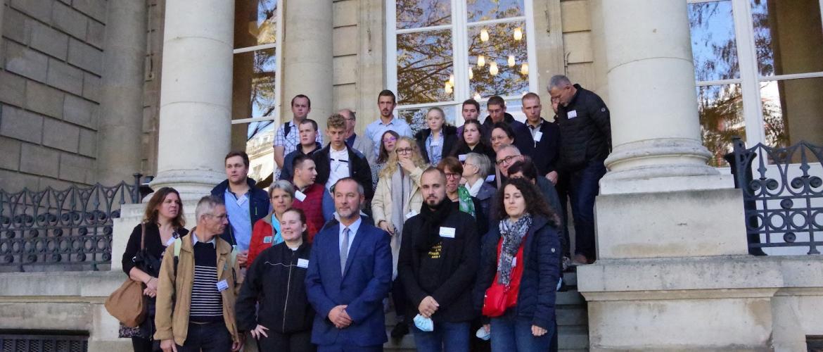 Les étudiants aux côtés du député Stéphane Viry devant l’Assemblée Nationale. 