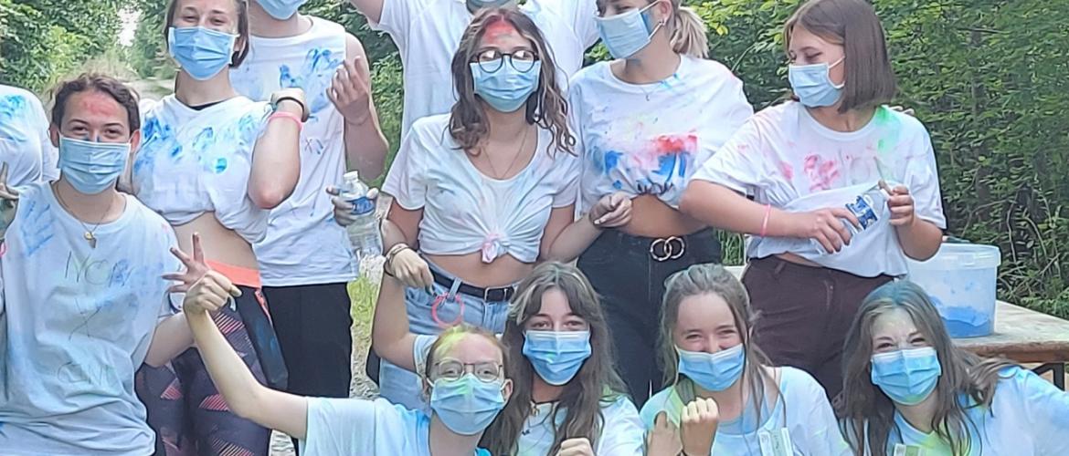 Les étudiants colorés après la Color Run 