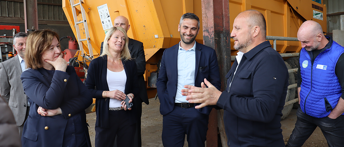 Nathalie Loiseau et Bérengère Abba étaient en visite au GAEC de la Farrière dans le cadre des prochaines élections européennes. Photo Mélanie Becker