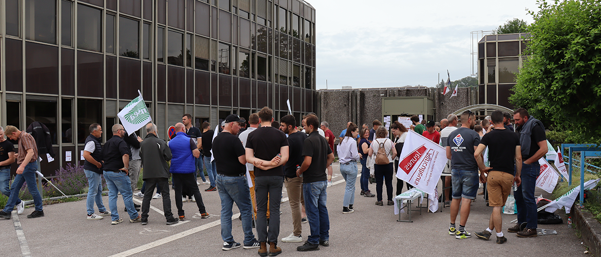 Une cinquantaine d’agriculteurs a répondu à l’appel de la FDSEA et des JA des Vosges. Photo Mélanie Becker