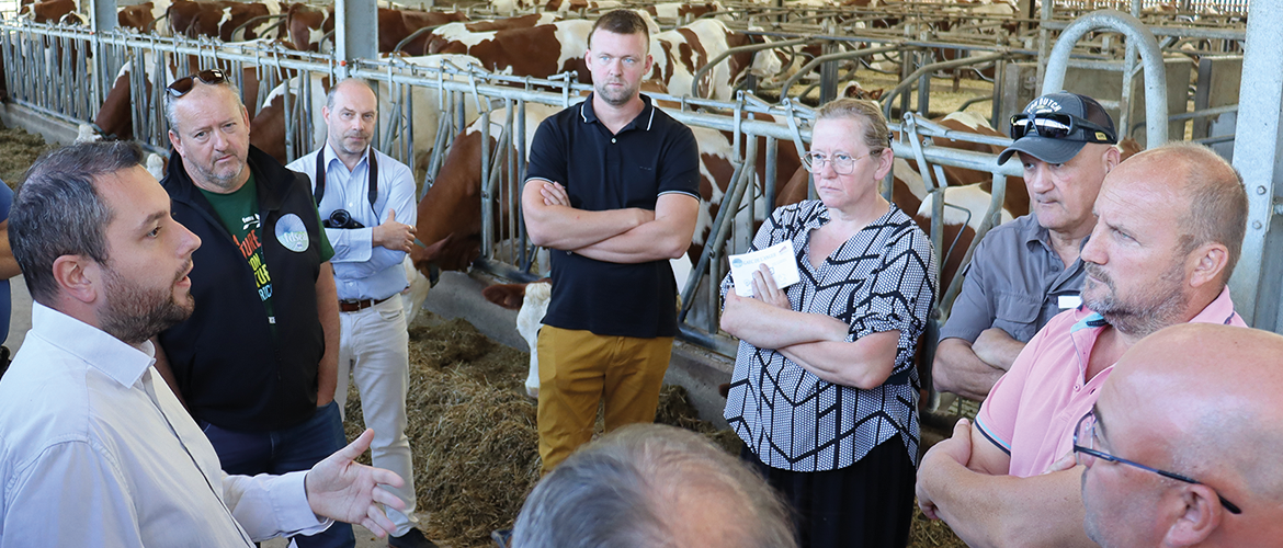 Cette visite d’exploitation proposée par la FDSEA et JA 88 à tous les candidats aux législatives avait pour objectif de permettre aux représentants syndicaux de faire part au député nouvellement élu les enjeux de l’agriculture des Vosges. ©Marion Falibois