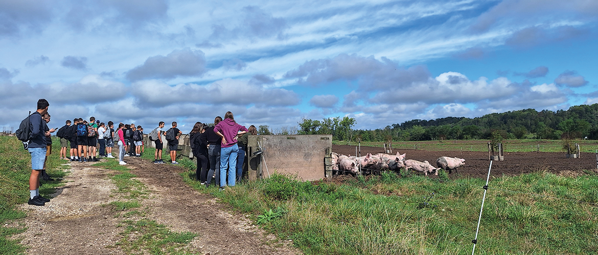 Les 33 élèves de seconde CGEA du Lycée agricole de Mirecourt ont visité la ferme de Braquemont. ©Photo Mélanie Becker