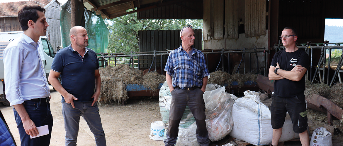 La visite se déroulait sur l’exploitation de Mickael Cleuvenot, éleveur allaitant sur la commune de Fraize. © Photo Marion Falibois