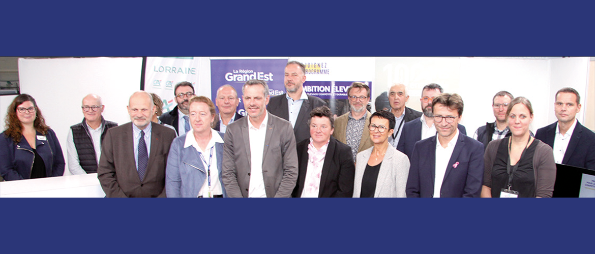 Photo de famille dans les allées du salon Agrimax, à Metz, le 23 octobre : l’ensemble des partenaires réunis lors de la signature du protocole d’engagement pour le déploiement du programme Ambition Éleveurs. © Photo DR