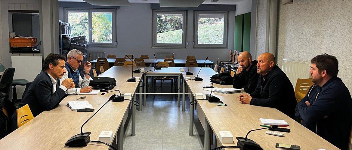 (De G. à D.) Fabien Choiseau, dir. approvisionnements lait chez Lactalis, Etienne Boffy responsable commercial chez Lactalis, Mickaël Moulin administrateur de l’APLLAGE, Phillipe Clément Pdt FDSEA 88 et Germain Blaise, co-pdt JA Vosges. ©Photo : FDSEA 88