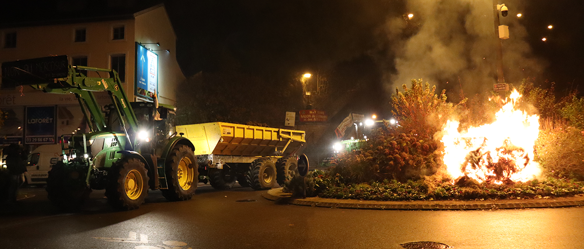 Panneaux bâchés, ronds-points enflammés… Tout au long de leur parcours les agriculteurs ont laissé des signes de leur opposition au Mercosur. © Photo FDSEA 88