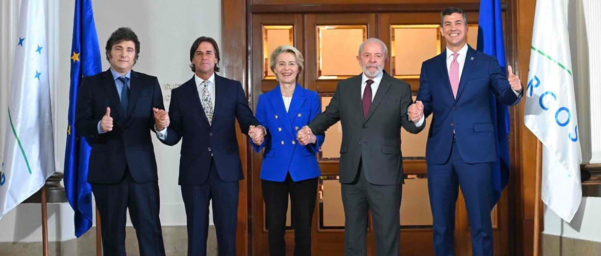 Ursula Van der Leyen et les 4 présidents sud-américains lors de la signature de l’accord de libre-échange le 6 décembre. © Photo DR Ursula Van der Leyen et les 4 présidents sud-américains lors de la signature de l’accord de libre-échange le 6 décembre. © Photo DR