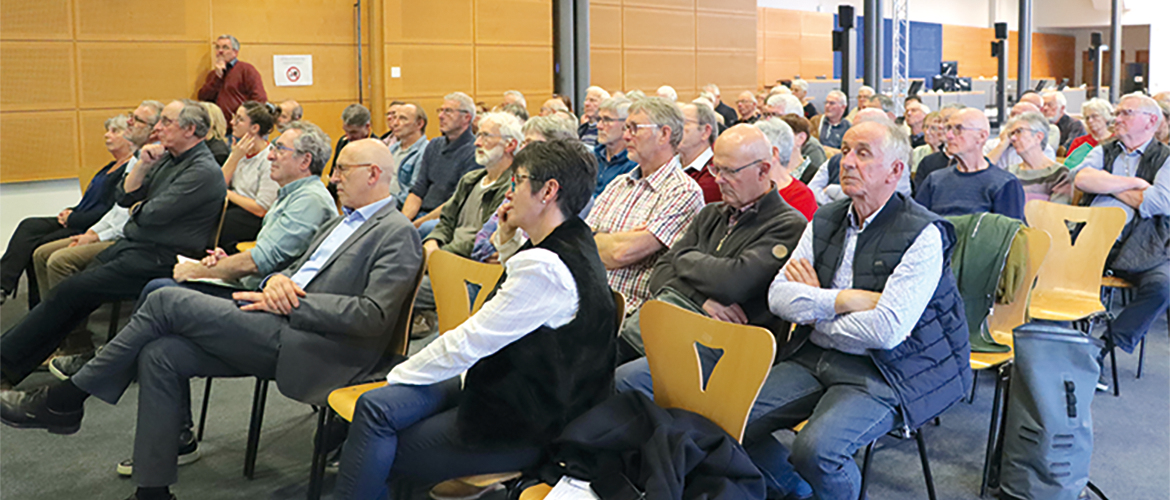 La rencontre s’est poursuivie sur une note festive, avec l’intervention de la troupe des "Perroqueurs public". Photo : H.Flamant