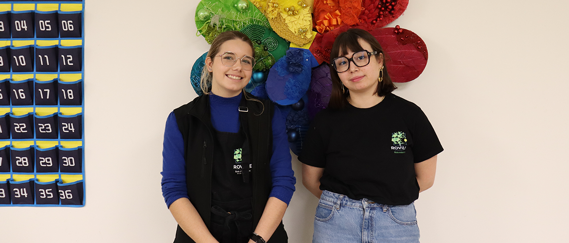 (De G à D) Kiera Mosser et Éponine Bongiorno sont respectivement en CAP et BP Fleuriste à l’EHP de Rovillle-aux-Chênes. © Photo Mélanie Becker