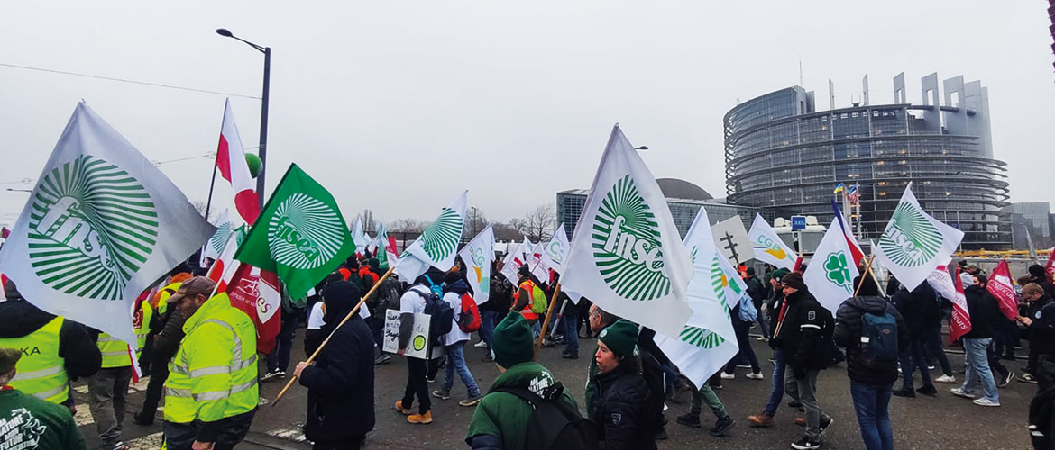 150 agriculteurs et 70 tracteurs du département des Vosges ont participé à cette action syndicale. © Photo FDSEA 88
