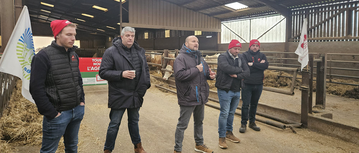 François-Xavier Hupin, SGA JA Nat et Thierry Coué, SGA de la FNSEA étaient en déplacement au GAEC de l’Ame le 21 janvier pour répondre aux questions de la quarantaine d’exploitants vosgiens qui avaient fait le déplacement. © Photo Marion Falibois