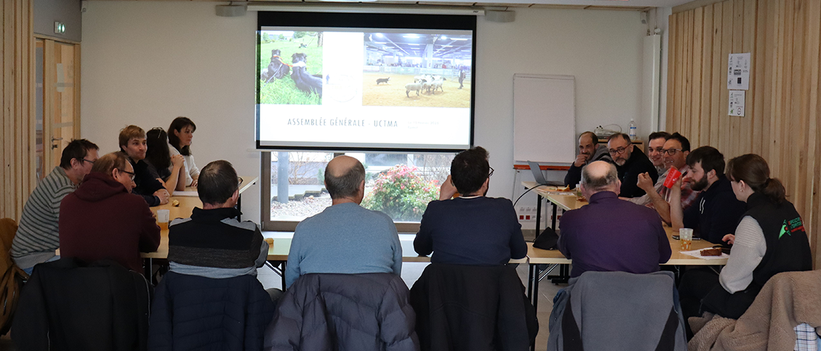 Membres du bureau, conseillères Chambre d’agriculture, formateur et utilisateurs de chiens de troupeaux étaient réunis pour l’assemblée générale de l’UCTMA. © Photo Mélanie Becker