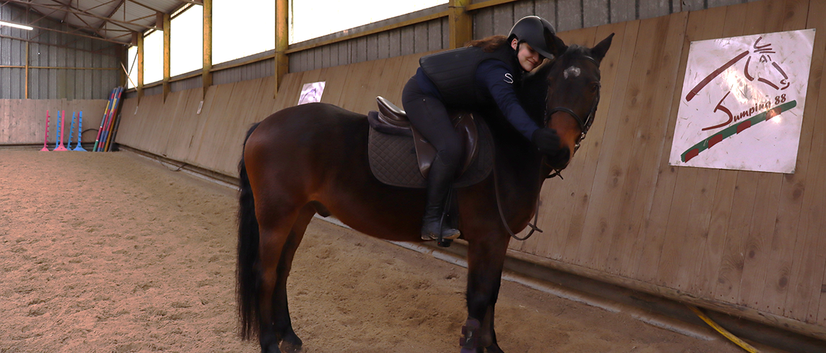 Pauline Badiola, élève en CAP Palefrenier Soigneur à Harol, souhaiterait réaliser un Bac pro CGEH puis devenir monitrice d’équitation. © Photo Mélanie Becker