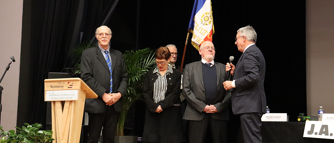 Denis Marin s’est vu remettre la médaille d’Officier de l’Ordre du Mérite Agricole par Daniel Gremillet, sénateur des Vosges. © Photo Nicolas Robinot