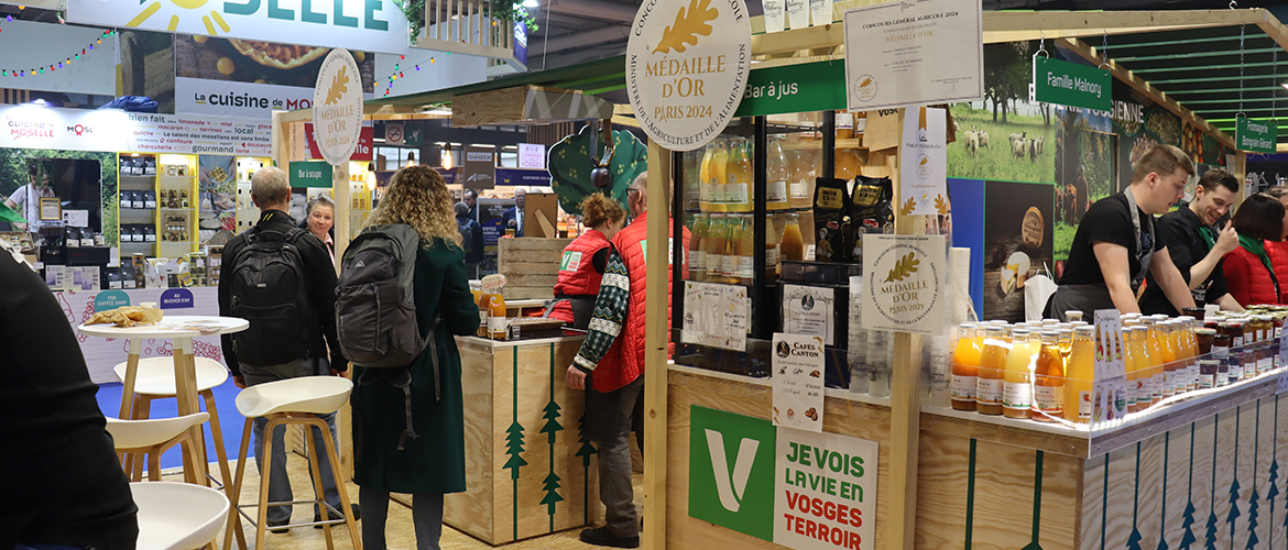 Chaque année les producteurs viennent démontrer le savoir-faire des Vosges sur le stand partagé du département. © Photo Marion Falibois