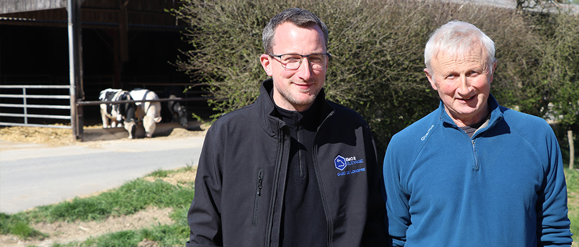 Arnaud Lemarchal et son père Claude, deux générations unies autour d’une même vision : faire évoluer le Gaec de Longpré vers un modèle agricole plus durable et résilient. © Photo DR