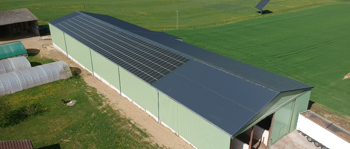 Le bâtiment de séchage en grange du GAEC de la Croix a la particularité d’être équipe de panneaux thermovoltaïques qui génèrent à la fois de la chaleur et de l’électricité. © Photo Marion FALIBOIS