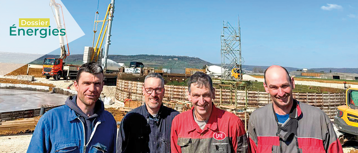 Les quatre associés du Gaec Saint Bernardin, qui sont aussi les quatre associés de PFR Energie, qui porte le projet de méthanisation. © Photo PFR Energie