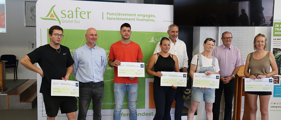 Cinq jeunes installés se sont vus remettre des chèques de 300 € afin de les soutenir dans leur installation. © Photo Marion Falibois