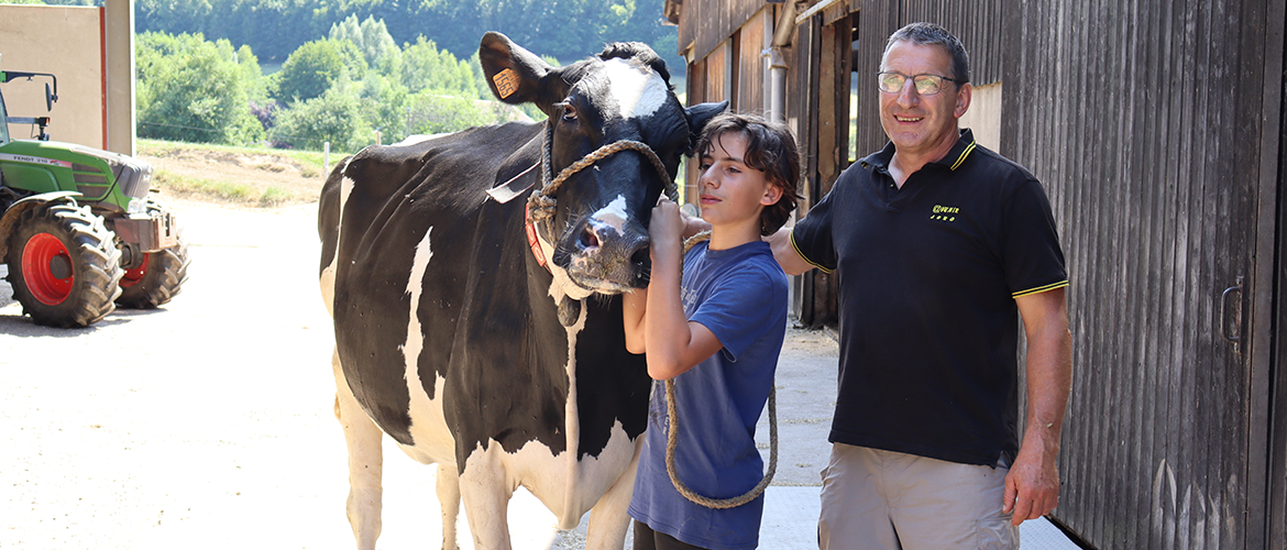 S’il a partagé l’amour des animaux avec son oncle, c’est aujourd’hui avec son fils Imanol que Christophe Oxaran fait rayonner le travail du GAEC de la Truche. © Photo Marion Falibois