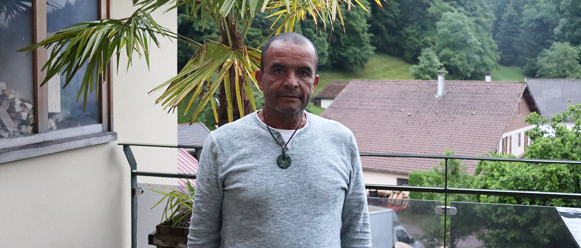 Frantz Ledoyen, dit Kakouk est un tisaneur de La Réunion. De passage dans les Vosges il présente son travail pour la reconnaissance des vertus des plantes de son île. © Photo Marion Falibois