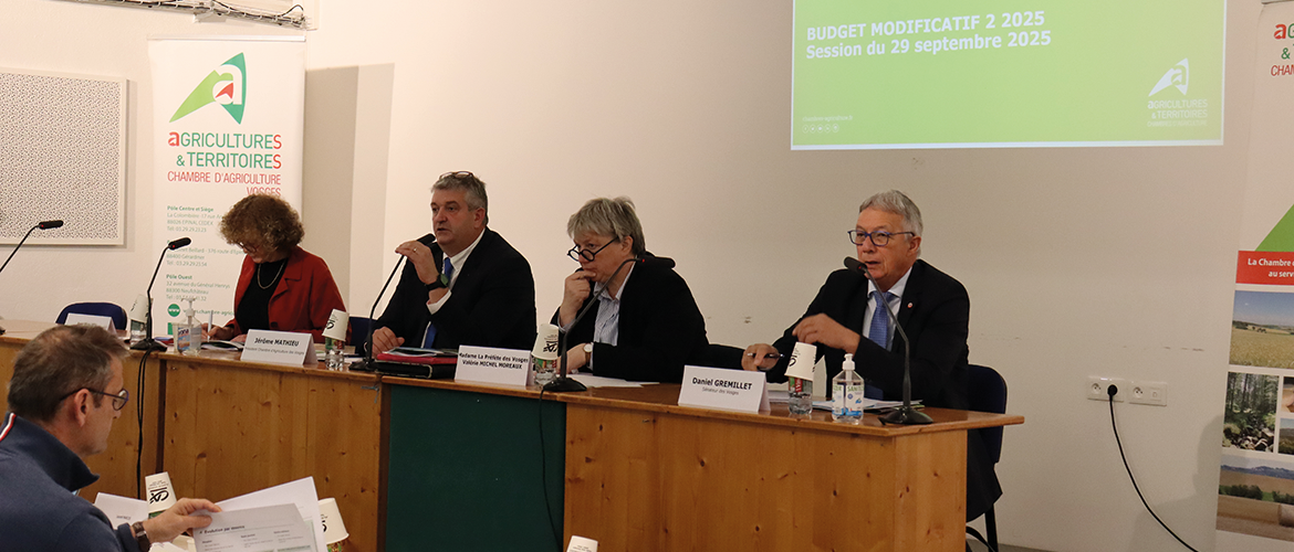 (De G. à D) Anne-Marie Vieu, directrice générale de la Chambre d’Agriculture, Jerôme Mathieu, président de la Chambre d’Agriculture, Valérie Michel-Moreaux, préfète des Vosges et Daniel Gremillet, sénateur des Vosges. © Photo Camille COQUET