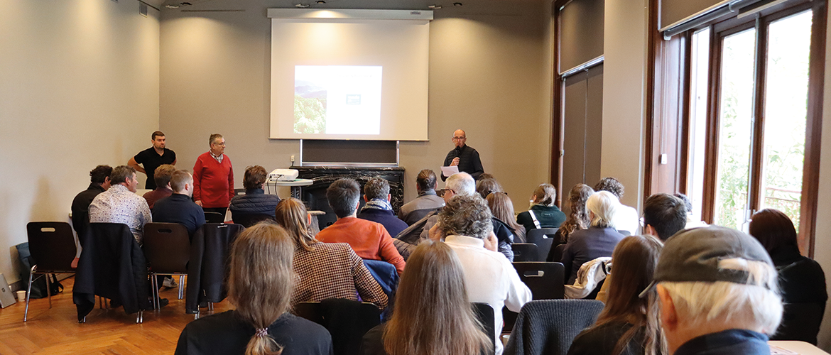 Plusieurs acteurs locaux : élus, associations et entreprises se sont retrouvées entre les mur de la villa Monplaisir de Gérardmer pour échanger et co-construire la filière bois local de demain. © Photo Marion FALIBOIS