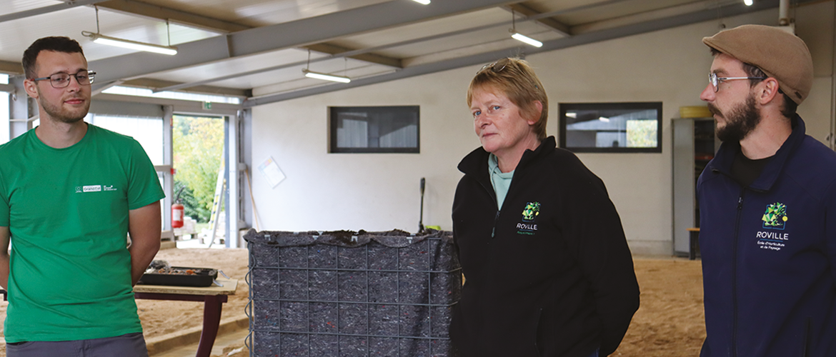Jonathan Collot (à gauche), diplômé en BTSA production horticole accompagné par Sylvie Roussel et Florian Vély ses coachs. © Photo Marion FALIBOIS