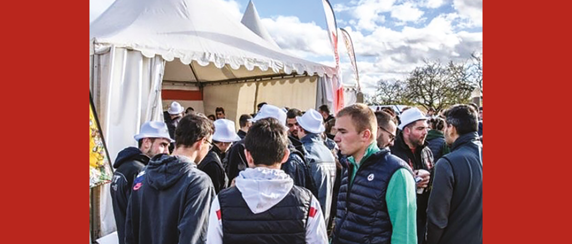 Jeunes Agriculteurs 88 accueille ses adhérents sur le stand de la foire. © Photo JA88