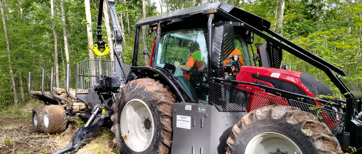 La dernière acquisition de l'établissement : un tracteur agricole équipé forestier avec une remorque à grue ©Campus agricole et forestier de Mirecourt