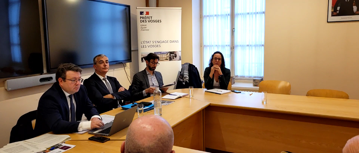 (de G à D) Laurent Marcos, dir. dép. territoires, Laurent Carrie, conseiller territoire, Mathias Ginet, conseiller agriculture et Anne Carlie, SG préfecture des Vosges se sont réunis pour écouter les demandes des responsables syndicaux. © Photo C. COQUET