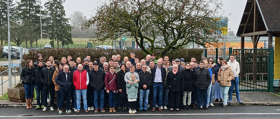 Comme chaque année la traditionnelle photo de groupe a précédé de repas des producteurs coopérateurs © Groupe Ermitage.