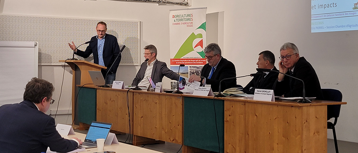 Lors de la session chambre, Éric Pierrel, présente les diverses épizooties présentes sur notre territoire et à nos frontières. © Photo Camille COQUET