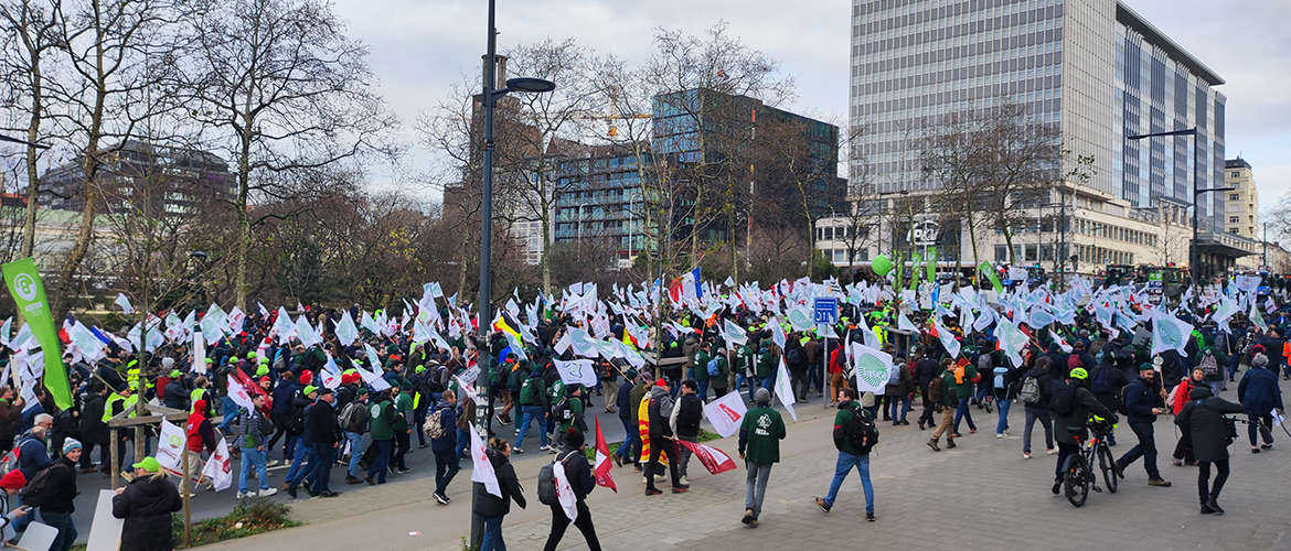 Plusieurs milliers de manifestants aux abords des locaux de la Commission européenne ce jeudi 18 décembre. © Photo FDSEA 88