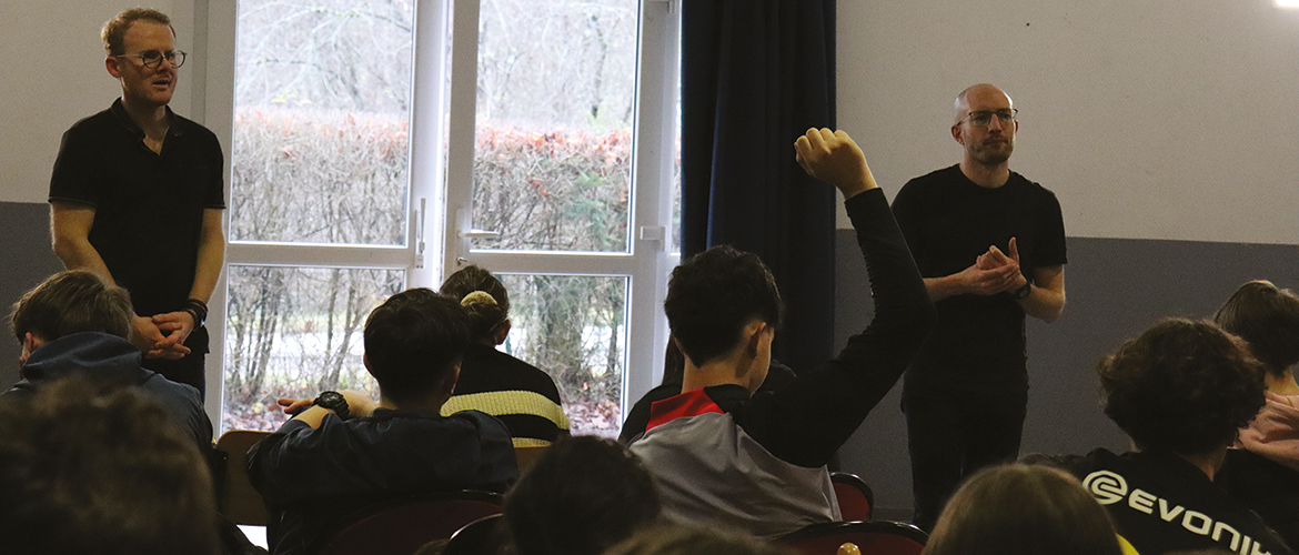 Suite à la représentation, les comédiens interrogent les élèves pour susciter le débat. © Photo Marion FALIBOIS