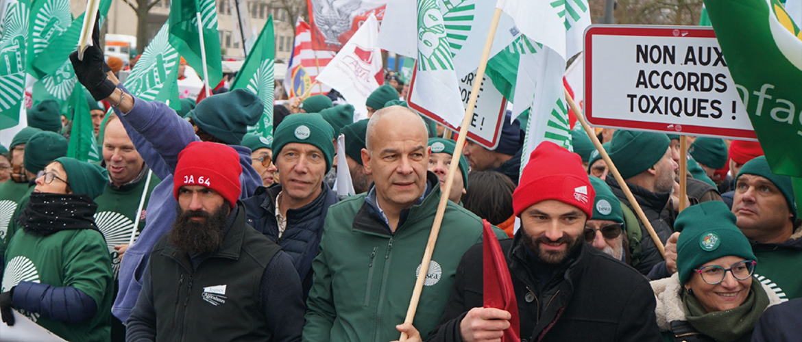 Arnaud Rousseau, ici en tête de cortège, a prononcé un discours particulièrement offensif. Il en appelle à la conscience européenne. © Photo D.L. EAV