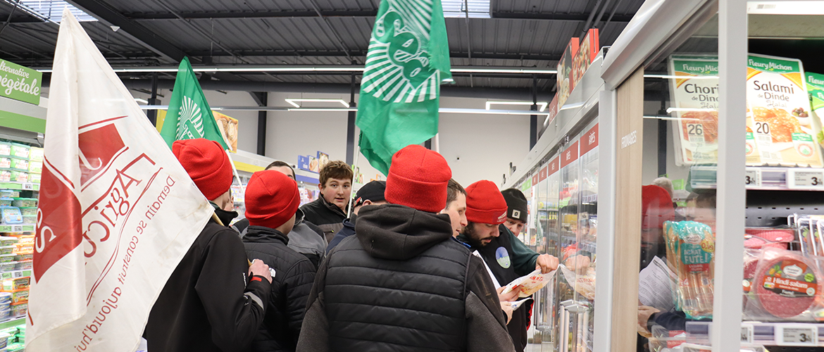 La Fdsea et les Ja 88 se sont réunis dans les rayons pour dénoncer le manque de transparence dans la répartition de la valeur et faire réagir les consommateurs. © Photo Camille COQUET