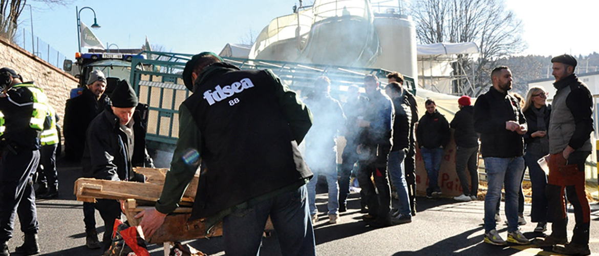 Camions bloqués, bennes versées, produits stickés, les agriculteurs vosgiens ont protesté contre la baisse du prix du lait. © Photo FDSEA 88