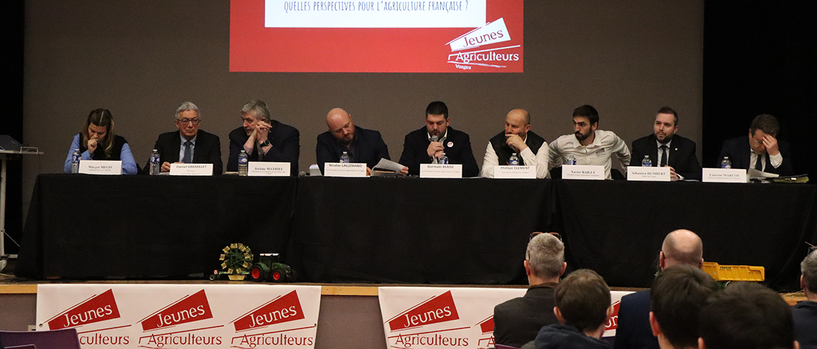 (De G. à D.) M. Megis, admin. JA national, D. Gremillet, sénateur et CR, J. Mathieu, Pdt CDA88 et GE, N. Lallemand et G. Blaise, co-présidents JA 88, P. Clément, pdt FDSEA, X. Bailly, pdt JA GE, S. Humbert, député 88 et L. Marcos, dir. DDT. © C. COQUET