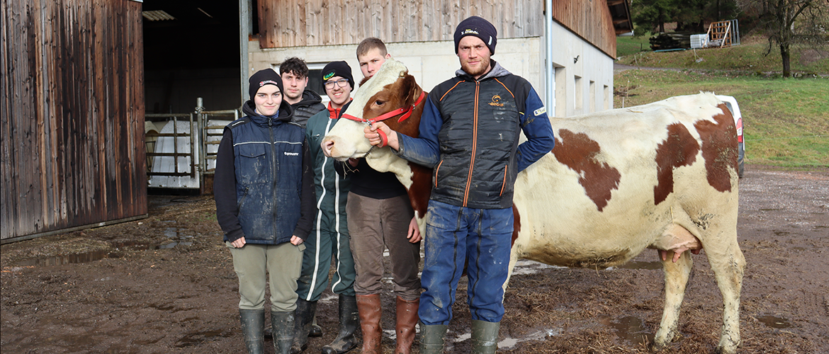 (De G. à D.) Léna Vaxelaire, stagiaire, Bryan Perrin, futur salarié, Nathanaël Cherrier, stagiaire, Fabien Colle, salarié et Jules Arnould, éleveur à l’EARL des Gourmets posent avec Tulipe, une petite fille de Finette. © M. FALIBOIS