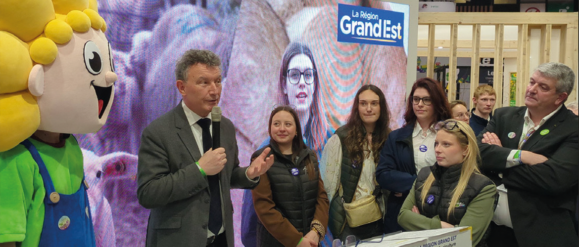 Le président de la Région, Franck Leroy (au micro), a inauguré l’espace Grand Est au Salon de l’agriculture, avec Jérôme Mathieu (à d.), entourés de jeunes en formation agricole. © Photo DR