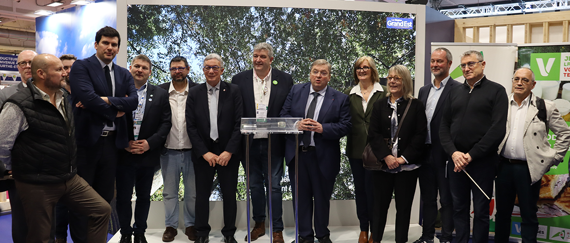 Les élus et représentants du département se sont retrouvés sur le stand de la Région Grand Est lors de l’inauguration de la journée Vosges. © Photo Marion FALIBOIS