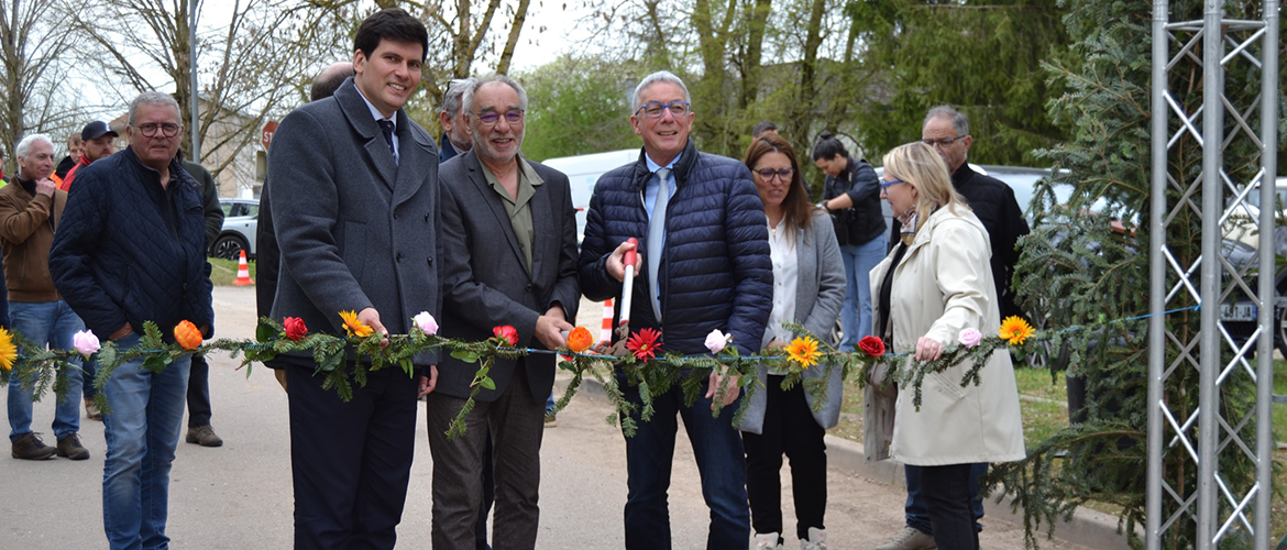(De G. à D.) Jean Hingray, sénateur des Vosges, Serge Renaux, maire de Poussay, Daniel Gremillet, sénateur des Vosges, Anne Jacopin, présidente du conseil d’administration du Campus de Mirecourt et Nathalie Babouhot, maire de Mirecourt ©Educoforest