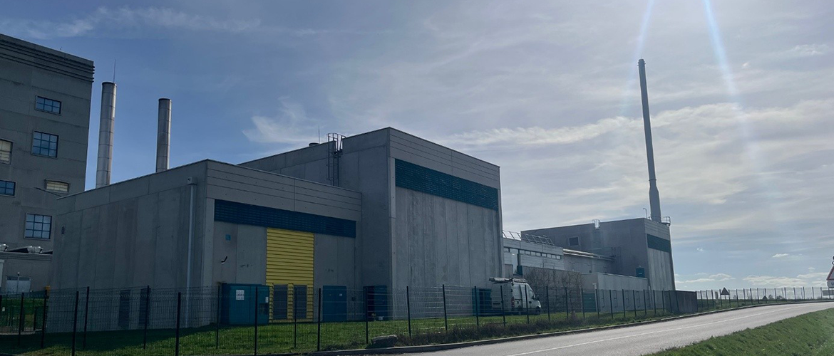 Les chaudières et les tours de séchage se trouvent sur le même site que la fromagerie de Bulgnéville mais elles sont séparées de celle-ci par un axe routier. © Groupe Ermitage