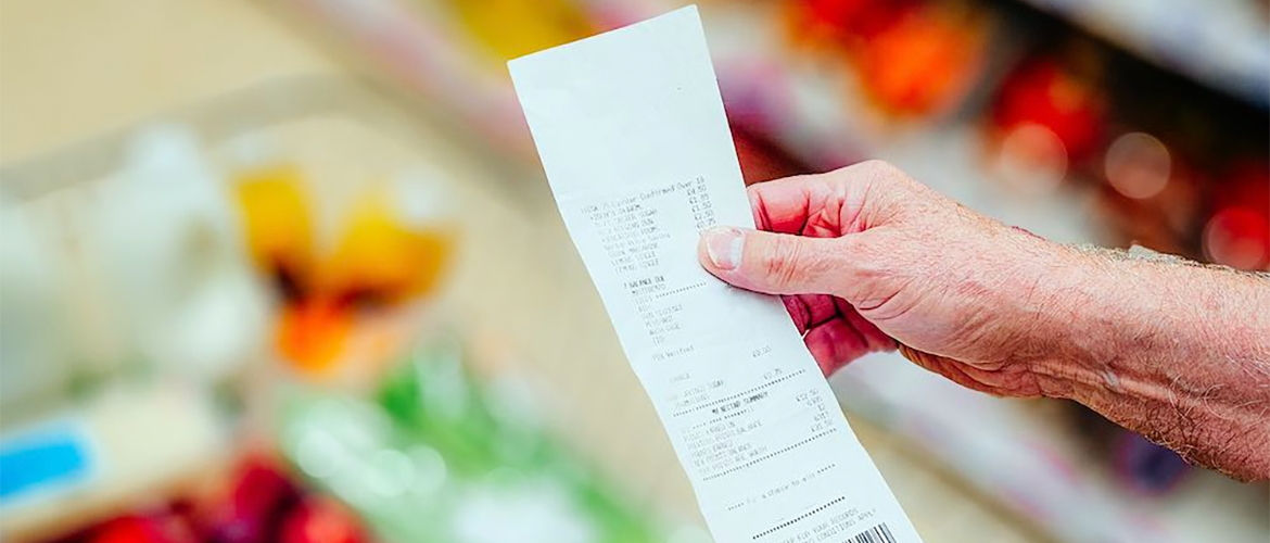 Client d'une grande surface consultant son ticket de caisse. © DR iStock