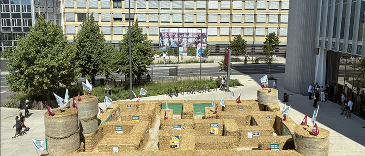 Le labyrinthe de bottes de pailles dressé devant l’entrée du palais des congrès de Nancy symbolisait les impasses auxquelles la filière céréalière est confrontée. © Pierre DIVOUX