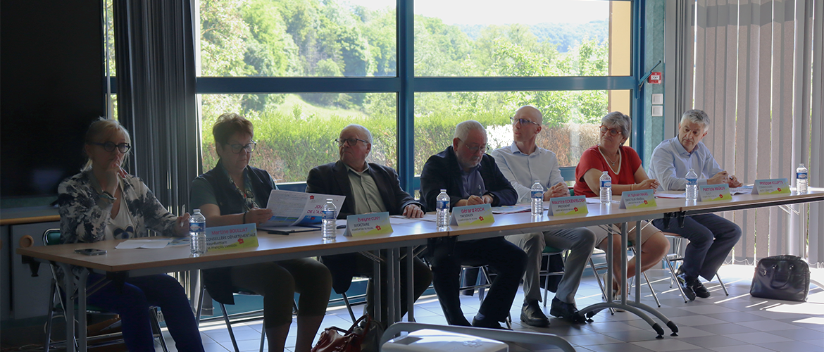 (De G. à D.) Martine Bouillat, conseillère départementale, Évelyne Cuny, secrétaire de l’asso de Belval, Gérard Roch, trésorier, Maurice Eckenfelder, pdt, Sylvain Nagel, dir général, Patricia Maïaux, dir admin et financier, et Philippe Klufts, CAC © C.C