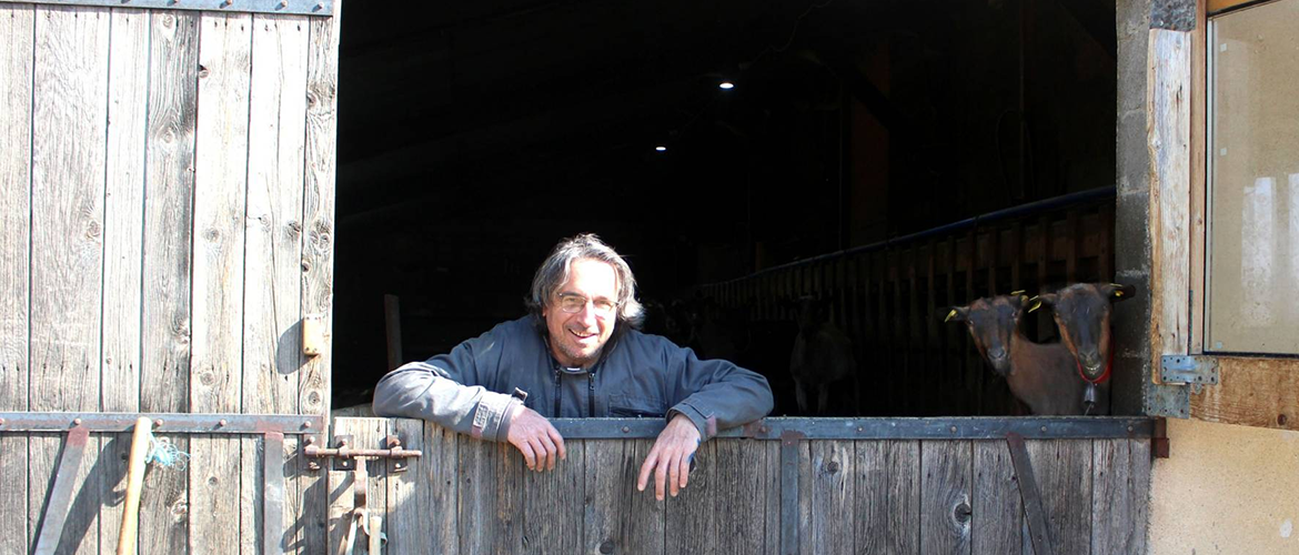 Michel Bouy, vétérinaire sanitaire, intervenant dans un élevage de chèvres. © Camille COQUET